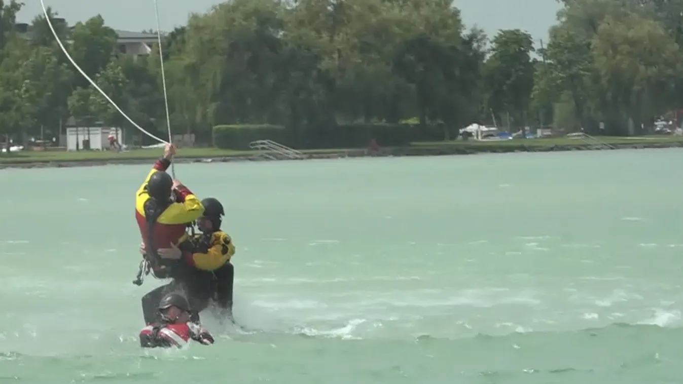 Vízből mentési gyakorlatot tartottak Zamárdiban