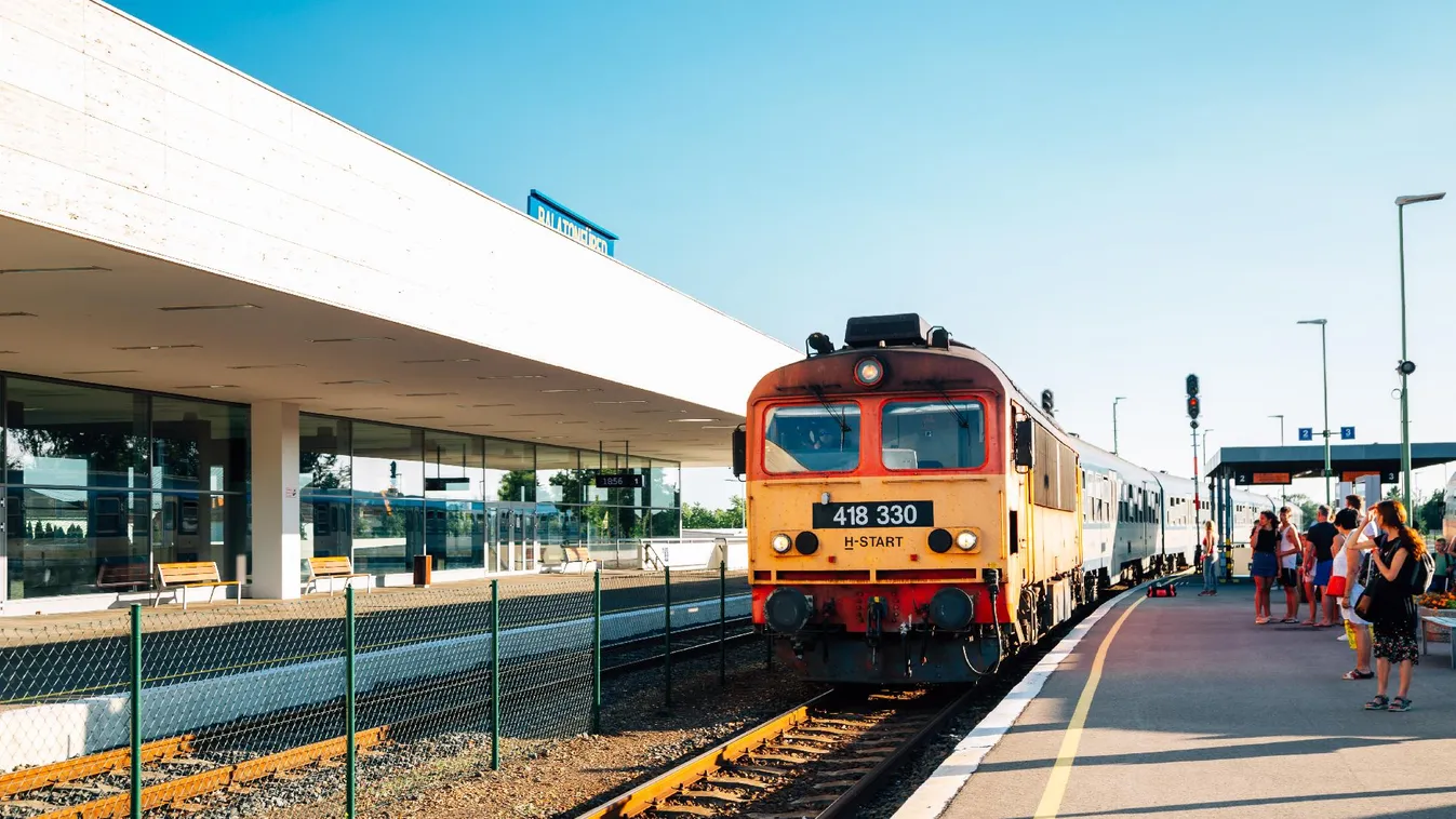 Hétvégén főszezoni menetrend lép életbe a MÁV-Volán járatain