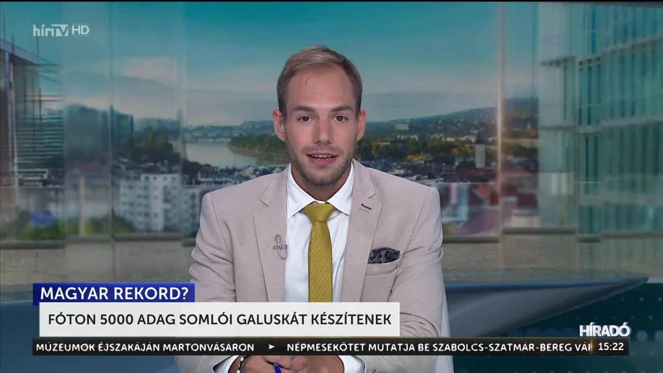 Fóton 5000 adag somlói galuskát készítenek