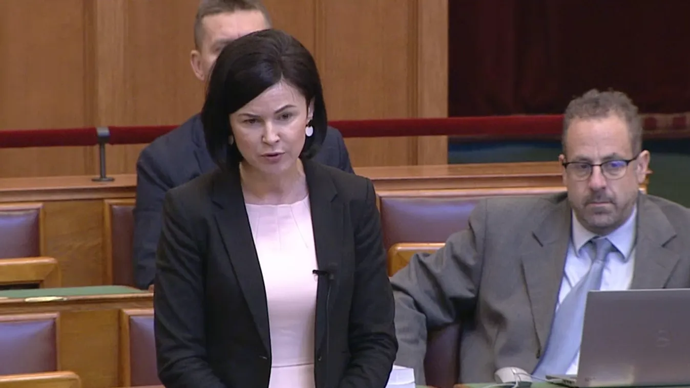 A pedagóguséletpálya-törvényt bírálta az ellenzék