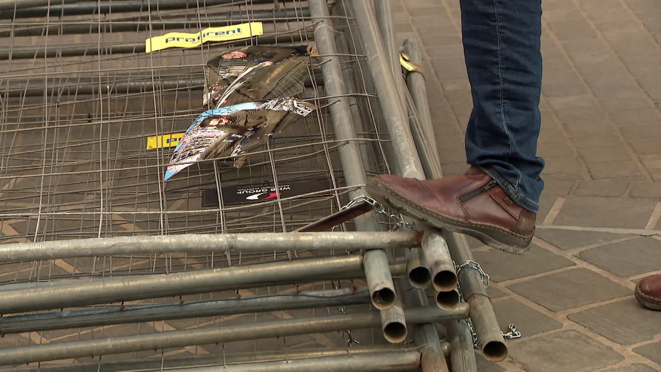 Ismét építési kordont bontott a Momentum a Karmelita kolostor előtt