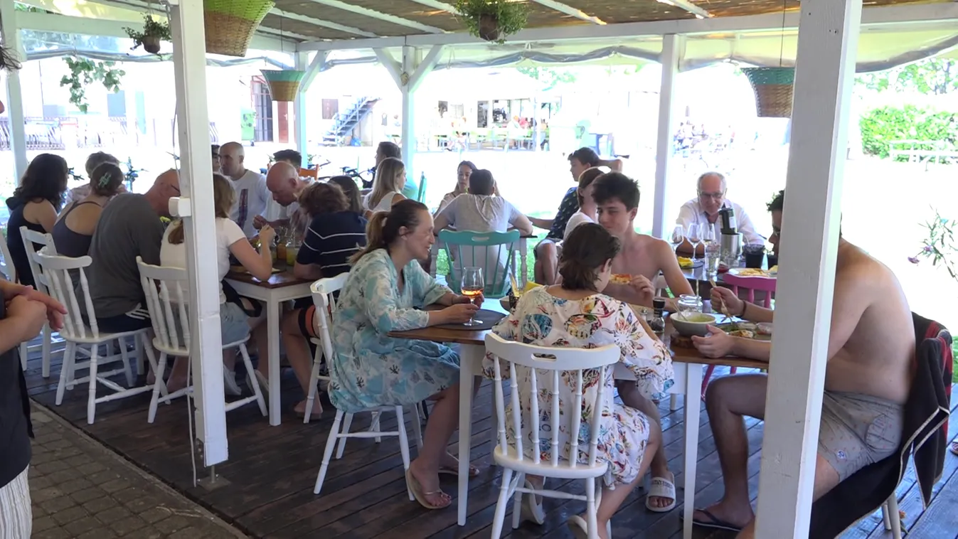 Megteltek a balatoni strandok és vendéglátóhelyek az első igaz nyári hétvégén