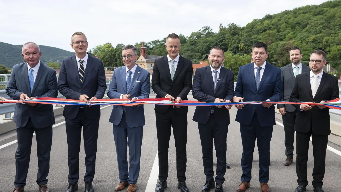 Átadták az új Ipoly-hidat a magyarországi Ipolydamásd és a szlovákiai Helemba között