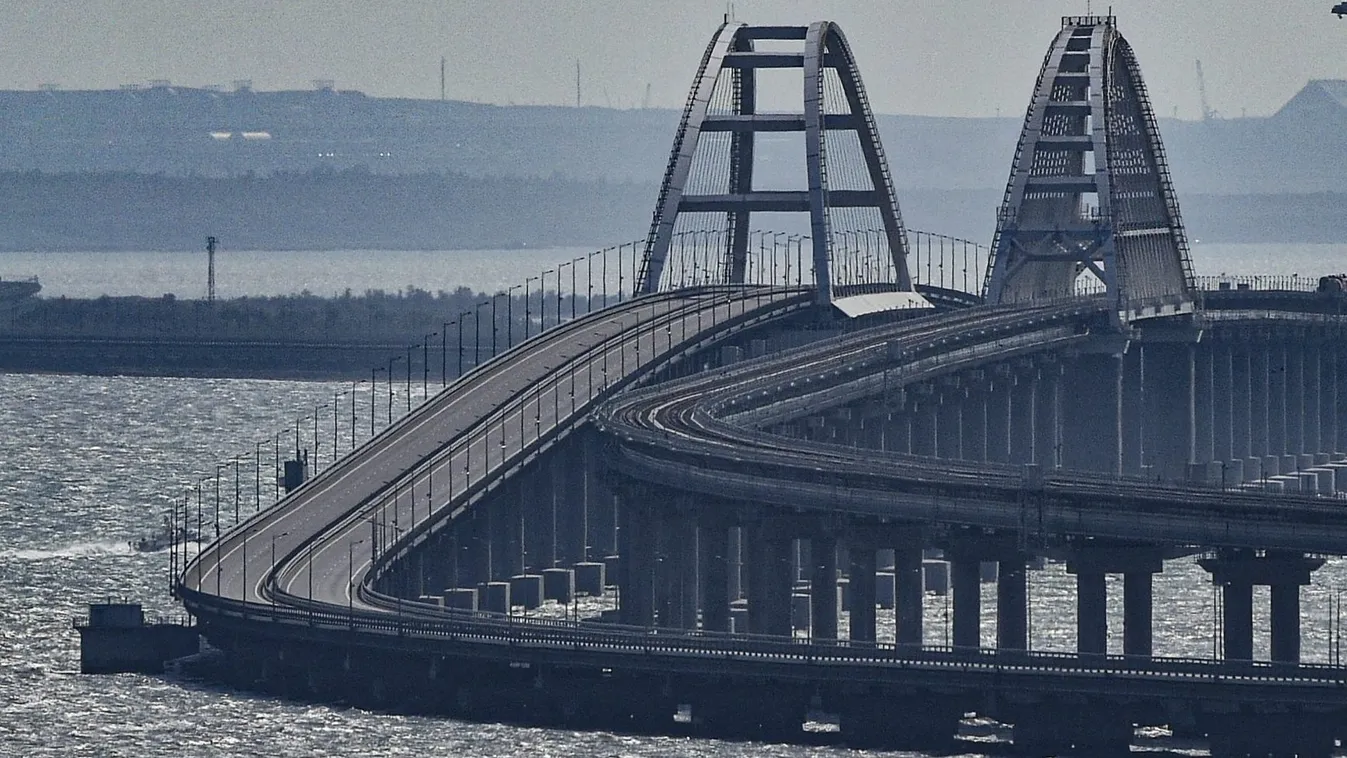Leállították a forgalmat a Krími hídon