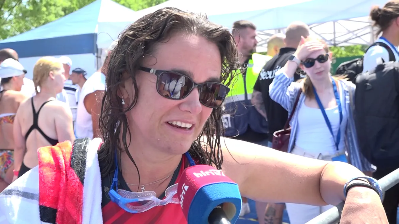 A köztársasági elnök is átúszta a Balatont