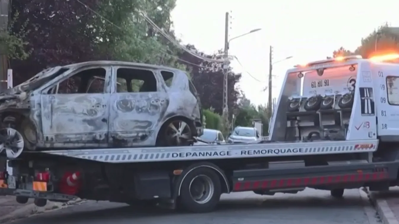 Autóval rohantak bele egy francia polgármester házába a randalírozók