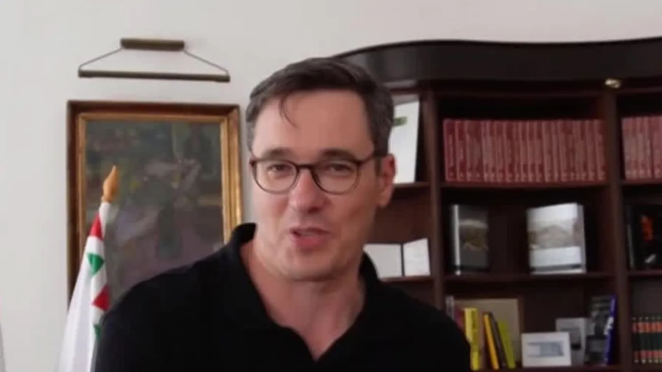 Karácsony továbbra sem beszél a botrányáról, de a kedvenc színéről szívesen értekezik