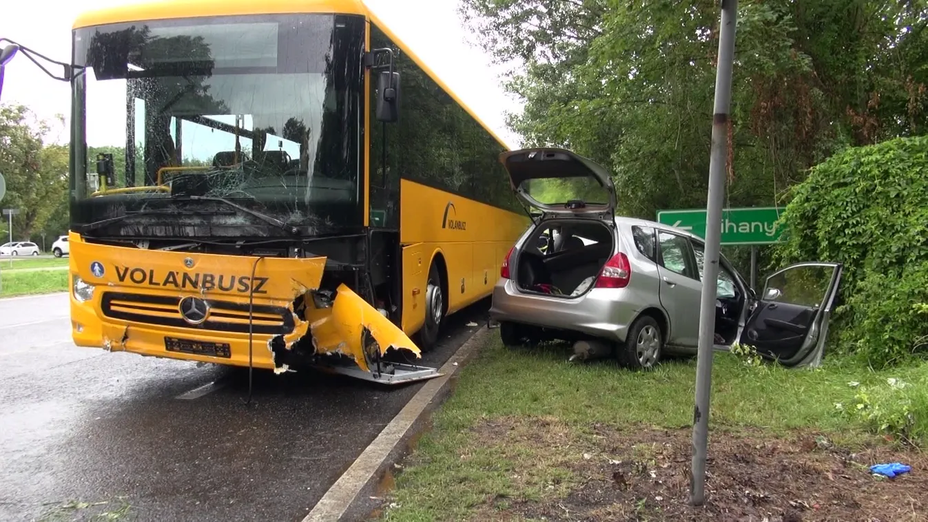 Kocsi és busz ütközött Tihanynál, az autót vezető sofőr életét vesztette