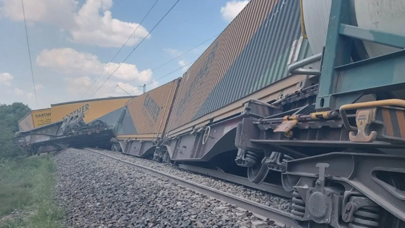 Több vasúti teherkocsi is kisiklott Kétpónál