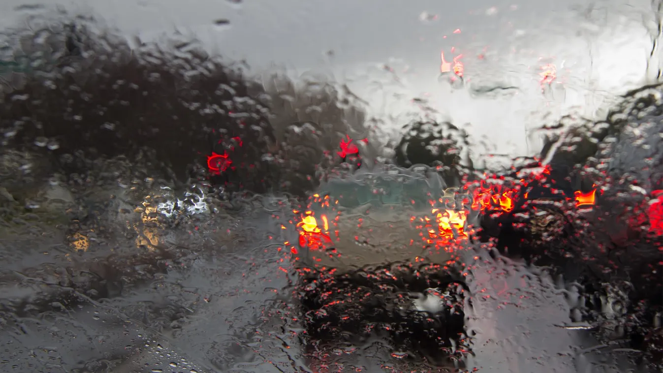 Özönvízszerű esőzések okoztak áradásokat az erdőtüzekkel küzdő Kanadában