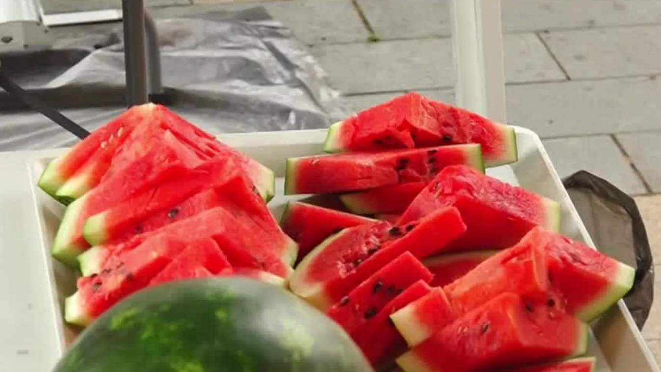Görögdinnyét népszerűsítő kóstoltatást tartottak Pécsett