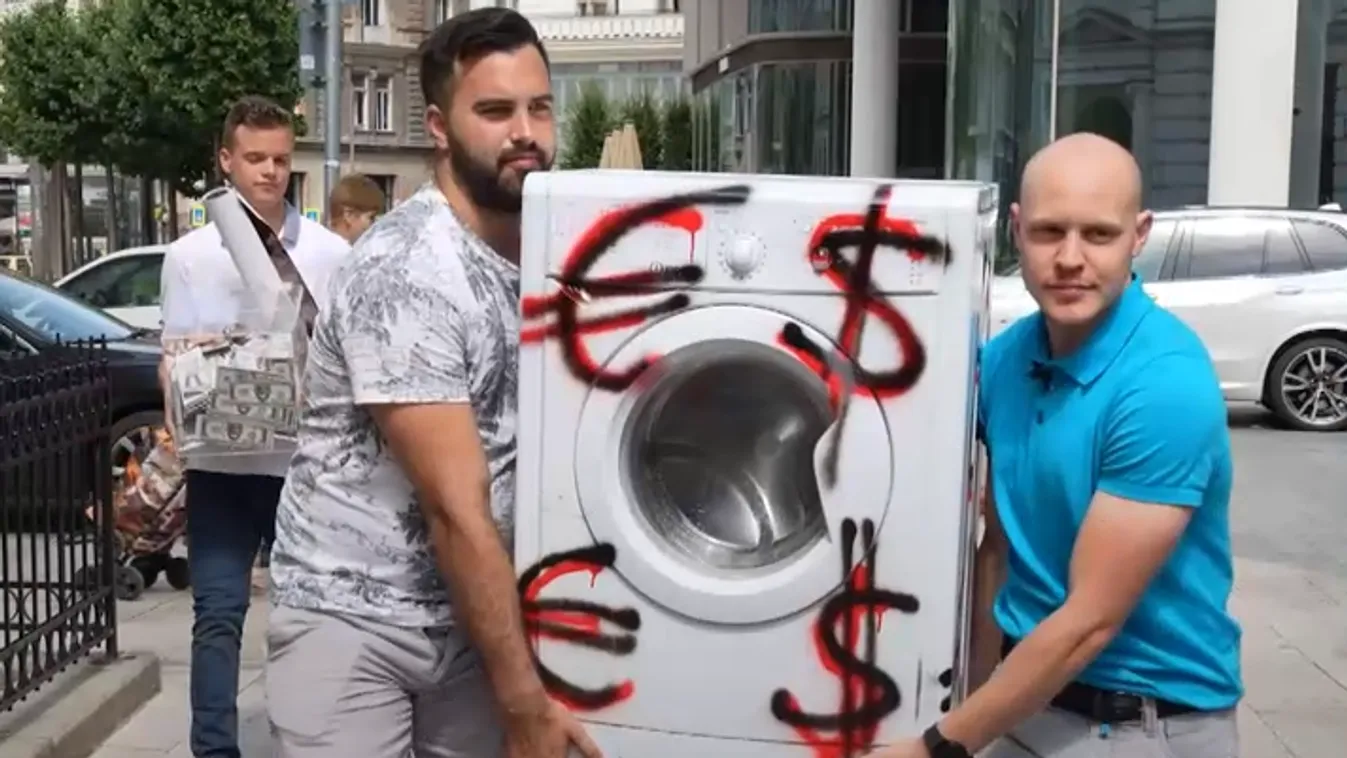 Pénzmosógépet ajándékozott a Fidelitas Karácsony Gergelynek