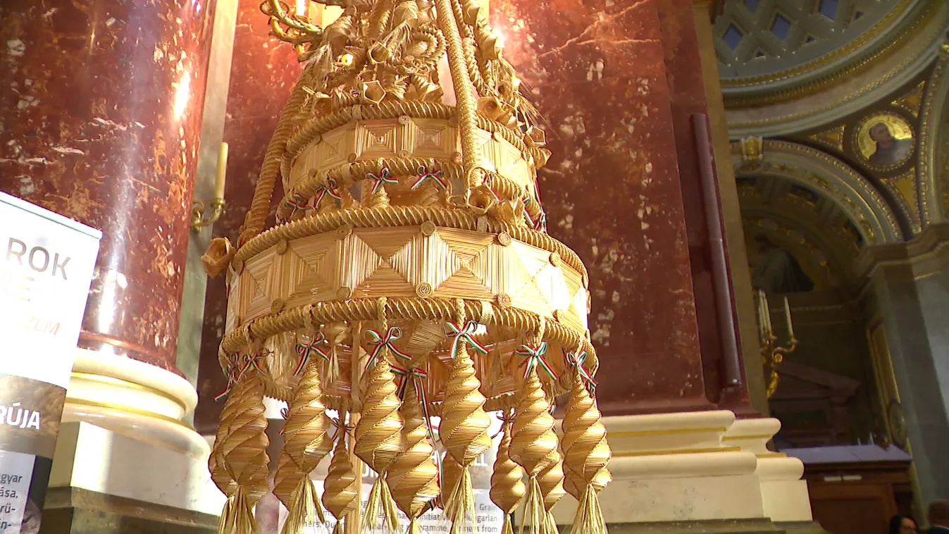 Megérkezett a Kárpát-medence aratókoszorúja a Szent István-bazilikába