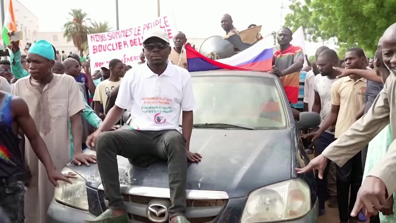 A hatalomra jutott junta lezárta az ország légterét