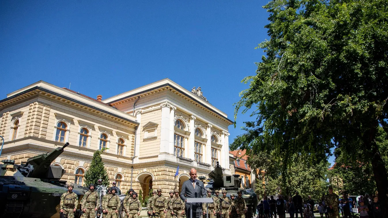 Szalay-Bobrovniczky Kristóf: Embert várunk a vasra!