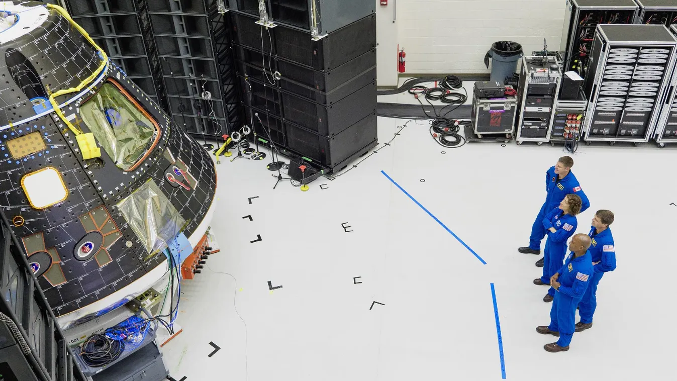 Először látták az asztronauták az űrhajót, mellyel megkerülik a Holdat