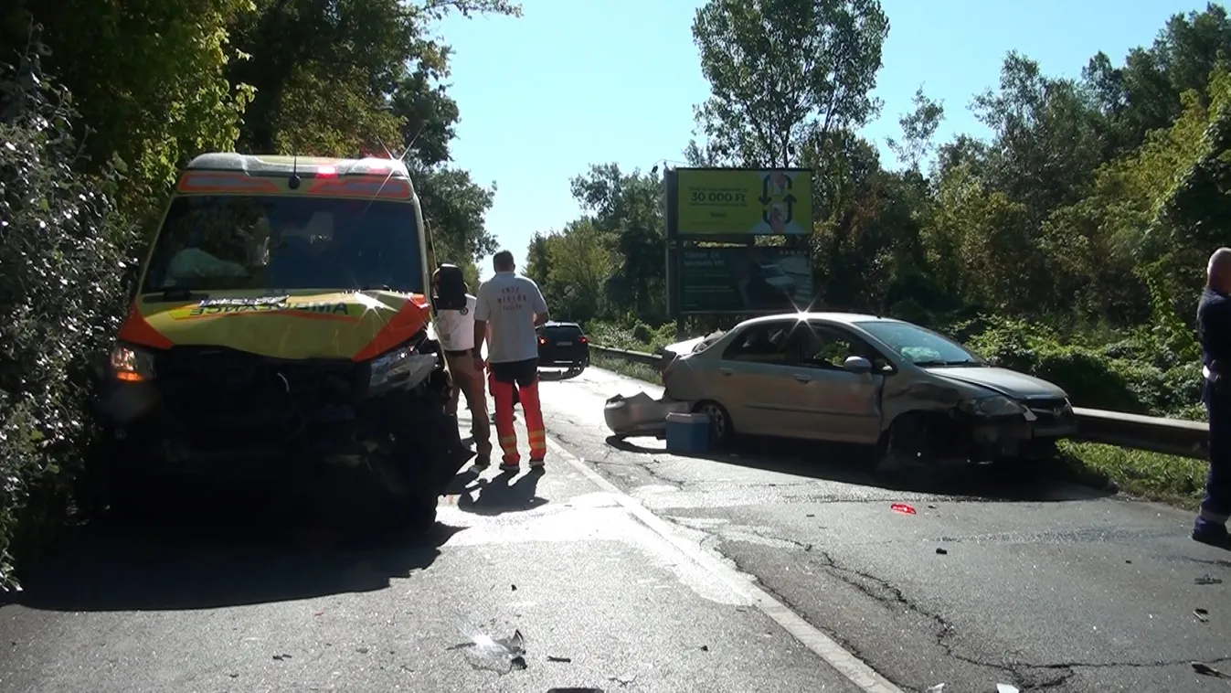 Mentőautónak csapódott a gyorsforgalmi úton, mert túl gyorsan ment