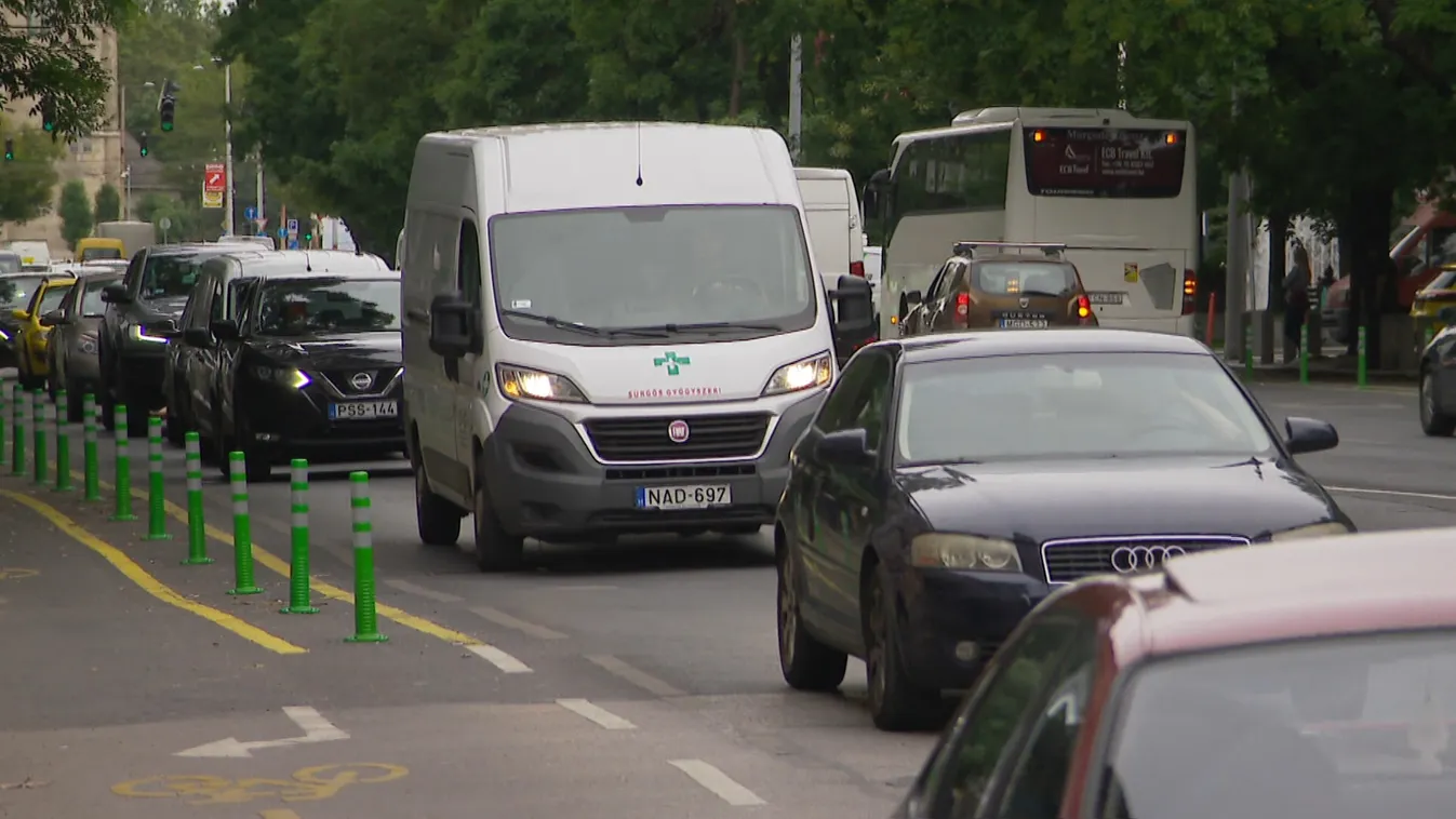 Az autóklub bírálja az üllői úti kerékpársávot