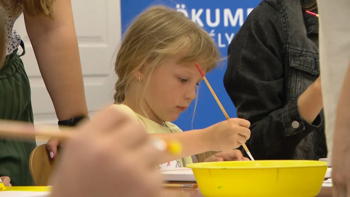 Több mint 300 menekült gyermeknek segítenek