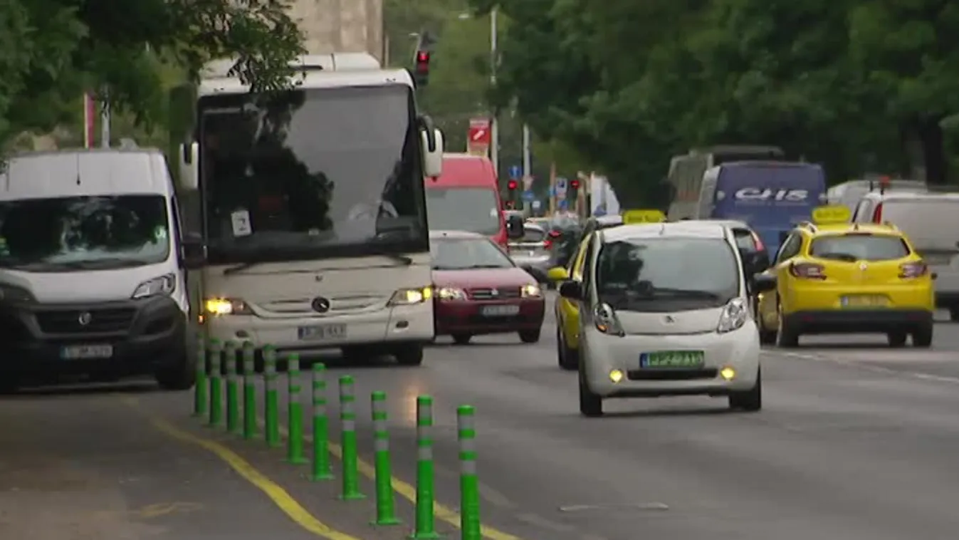 A budapesti városvezetést nem érdekli, hogy a mentősök munkáját akadályozzák a kerékpáros bójákkal