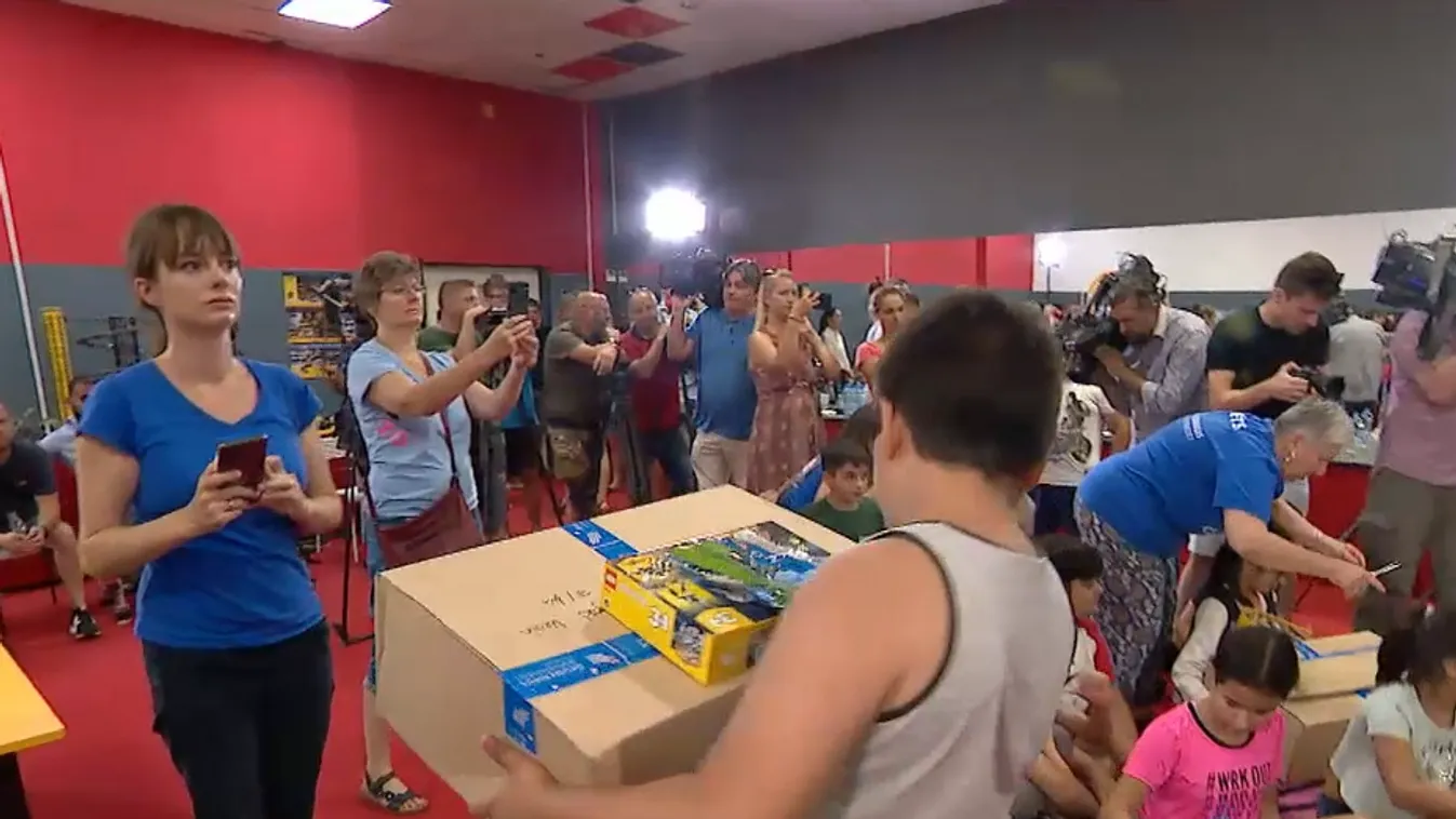 Tanszercsomagokkal segíti a rászorulókat az Ökumenikus Segélyszervezet