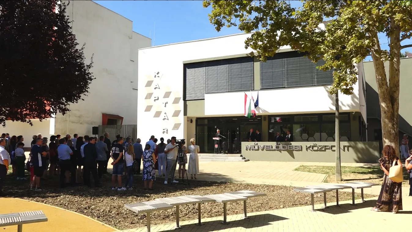 Új művelődési központot adtak át Komlón