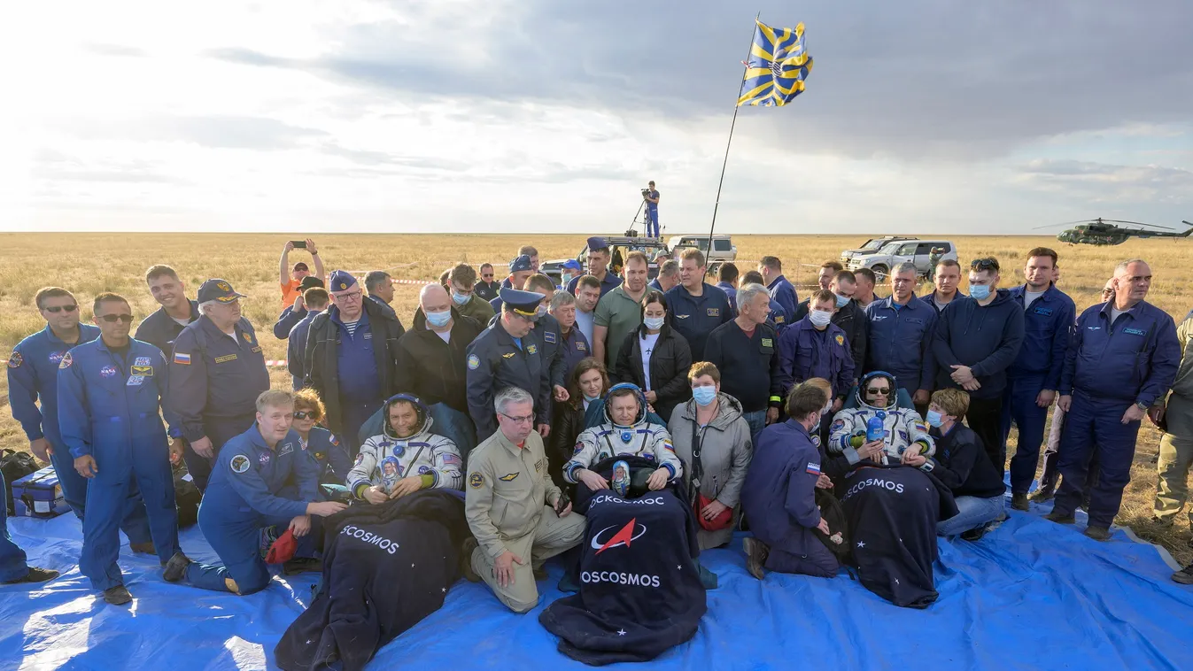 Egy év után visszatért a Földre az orosz-amerikai űrmisszió legénysége