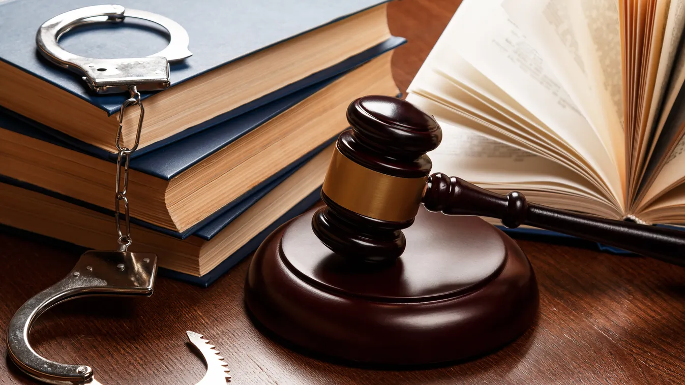 Vádat emeltek egy férfi ellen, aki nőket filmezett le mellékhelyiségekben