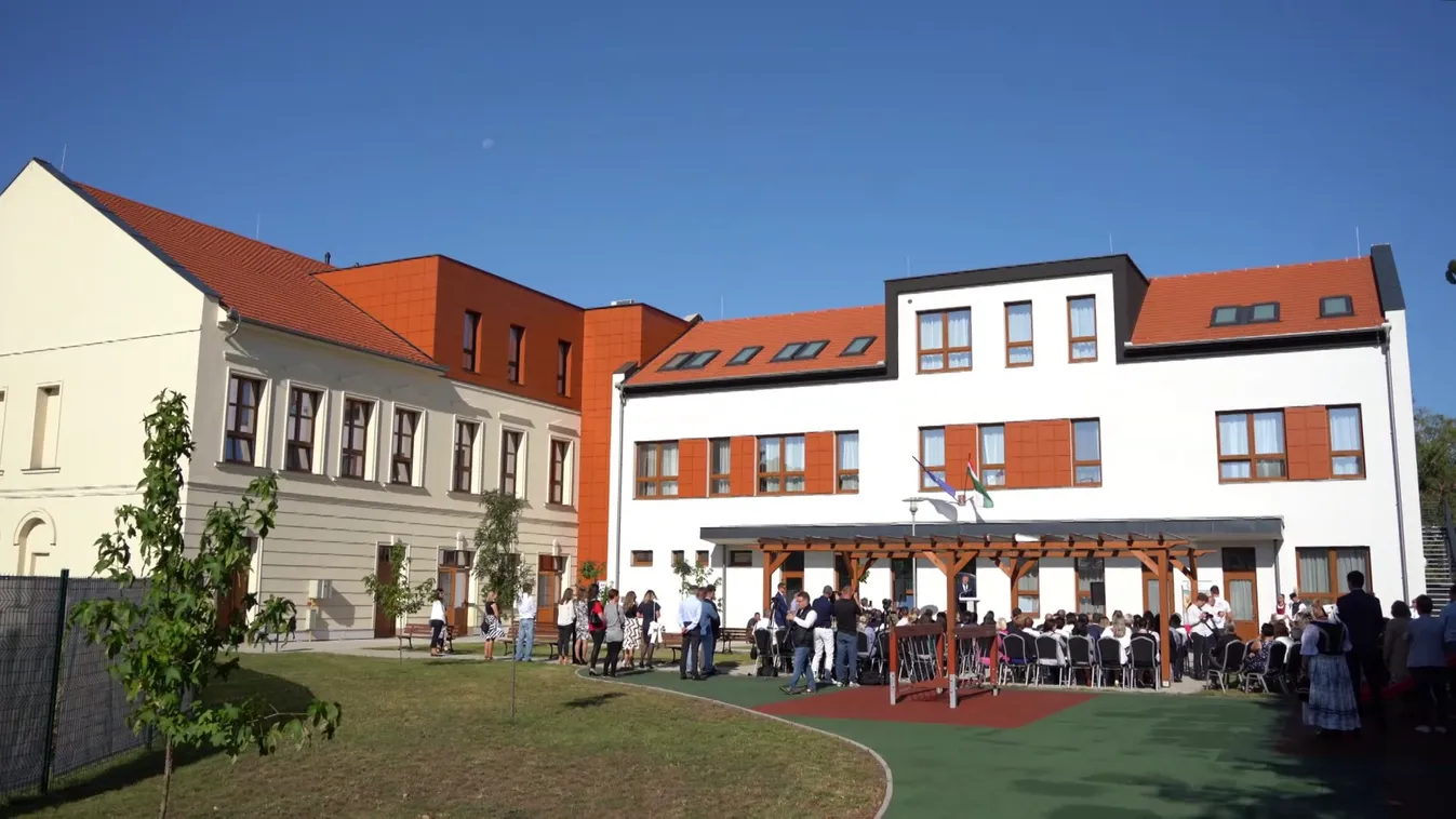 Iskolaátadás Jászapátin