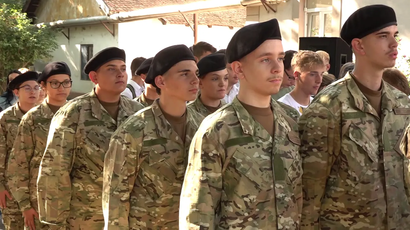 A karcagi gimnázium mai tanévnyitóján a másodéves kadétok már egyenruhában vehettek részt