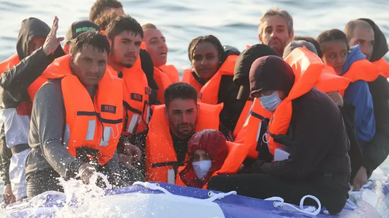 Legalább minden második migráns hazudik az életkoráról az Egyesült Királyságban