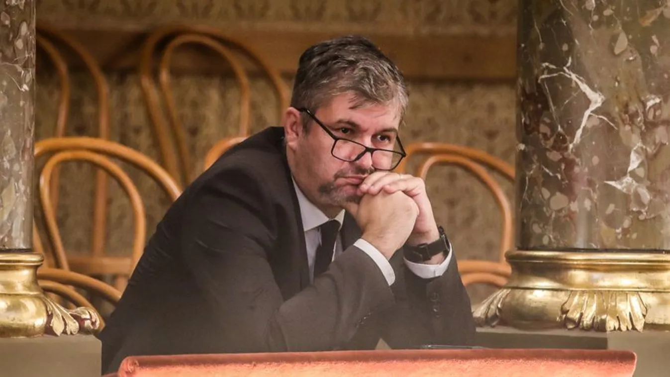 Hadházy Ákos és Novák Előd nemmel szavazott a terrorizmus elítéléséről a parlamentben