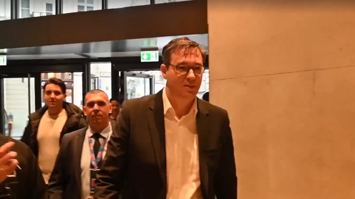 Karácsony nem bánta meg a prémiumok jóváhagyását, és még az M1 riporterét is félrelökte + videó