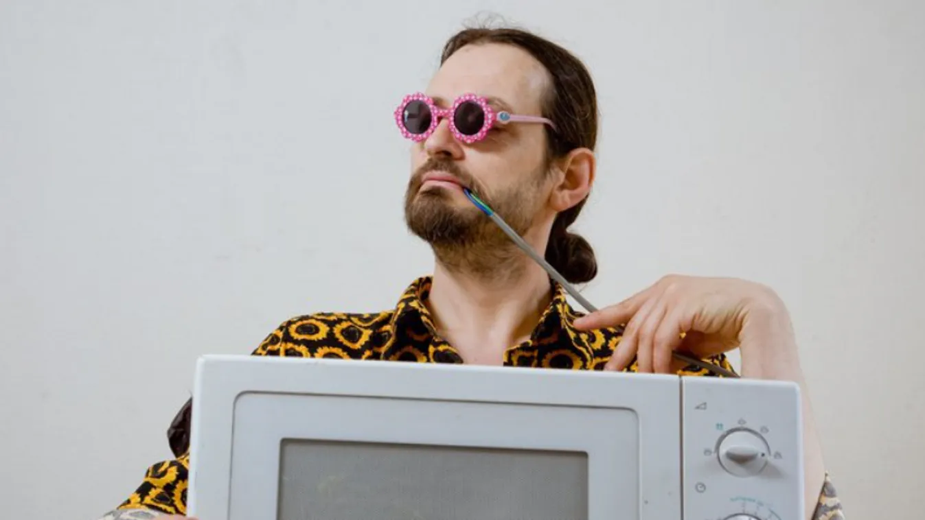 A korábban Orbán Viktor élve megnyúzására felszólító baloldali "művész" ismét megmutatta nemzetellenességét