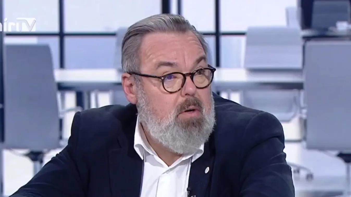 Menesztették L. Simon Lászlót