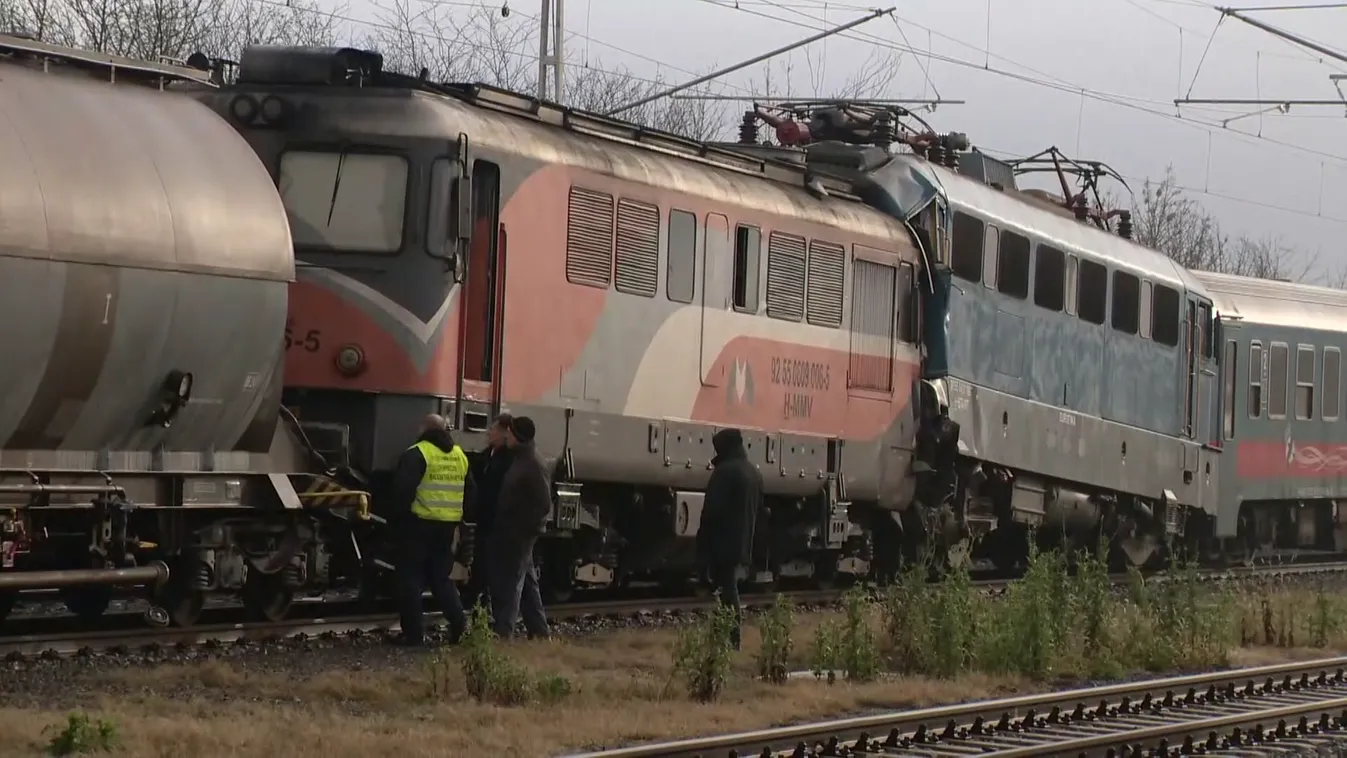 Tehervonat és személyvonat ütközött össze a sápi vasútállomáson + videó