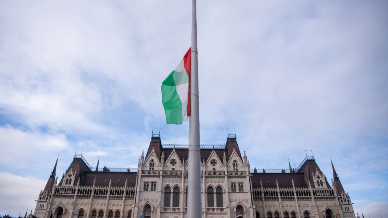 Félárbócra eresztették a magyar zászlót a pesti srácok tiszteletéül