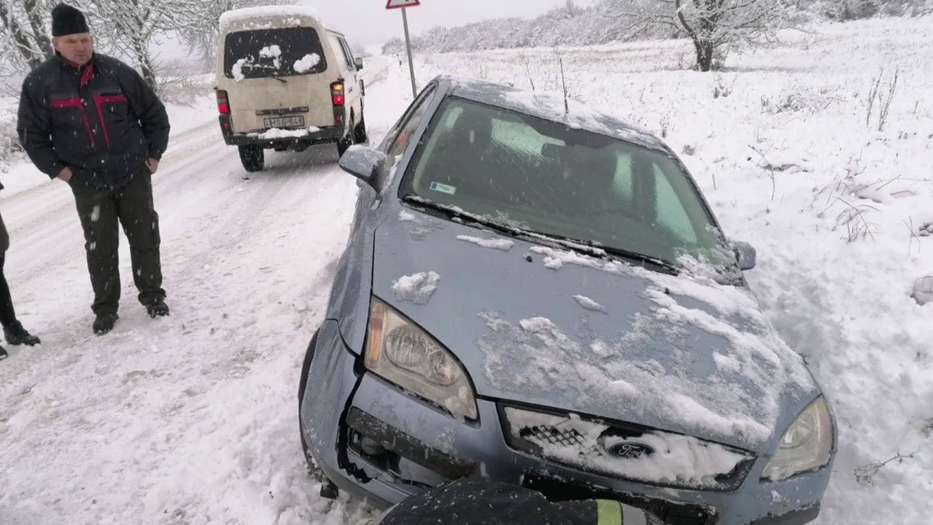 A katasztrófavédők elakadt autókat és buszokat mentettek Borsodban