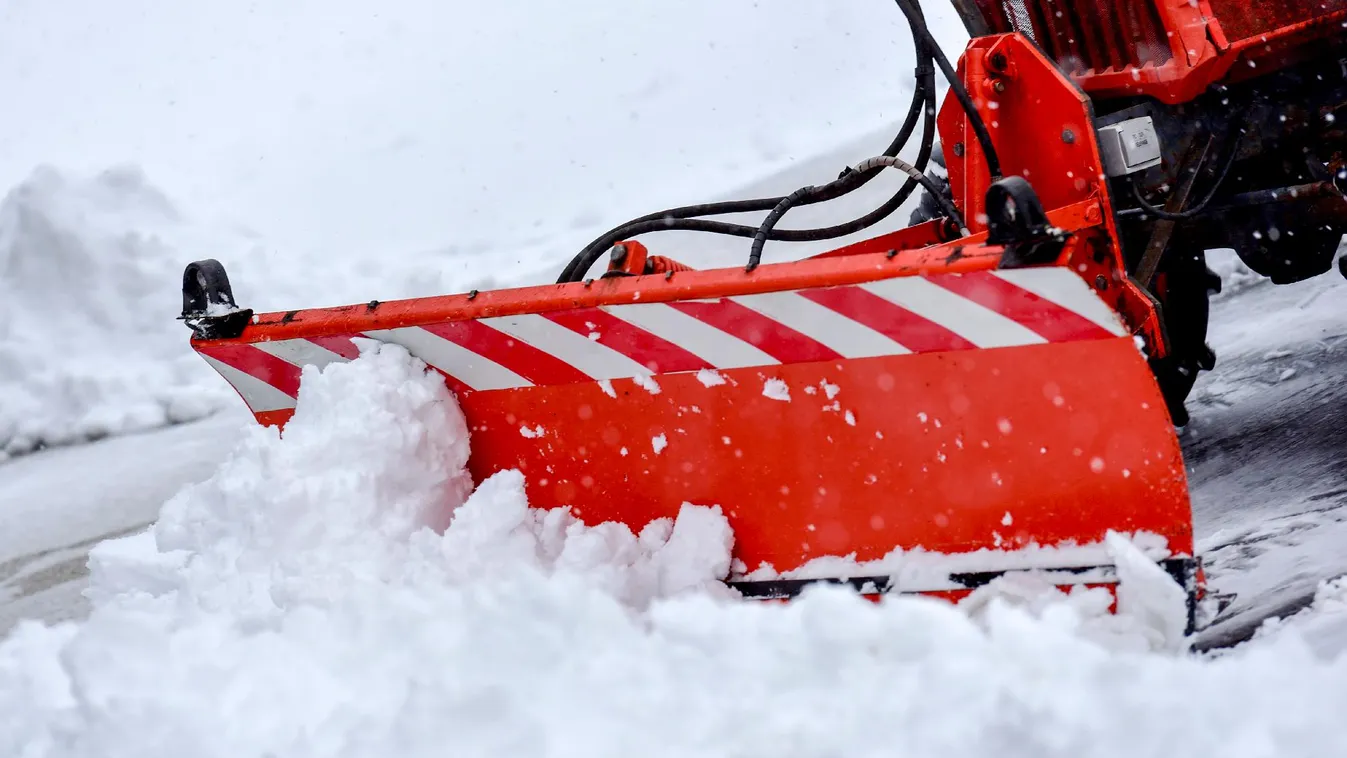 Nem mindennapi felvétel egy hókotrós rombolásáról + videó