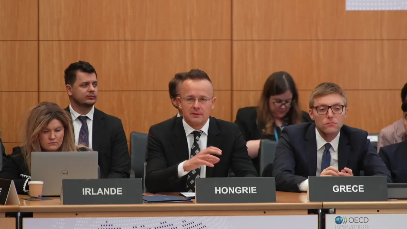 Szijjártó Péter: A politikának nem szabadna mesterségesen szétszakítania a magától jól működő kelet-nyugati együttműködést + videó