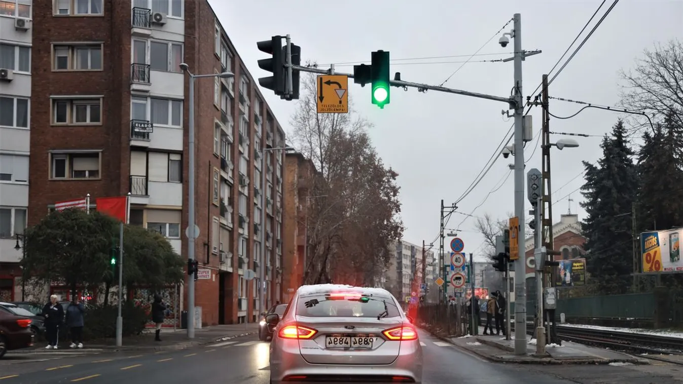 Fotókon, ahogy az Árpád fejedelem útjánál egyre fokozódik a közlekedési káosz