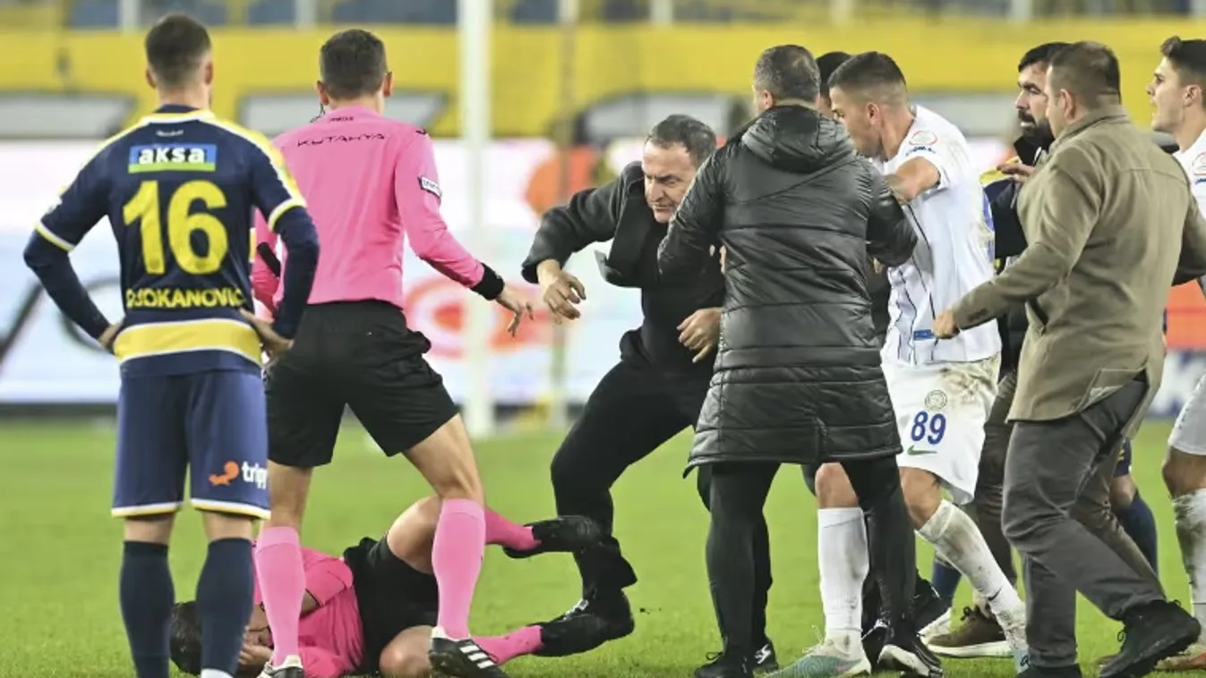 Berohant a pályára és kiütötte a játékvezetőt a klubelnök + videó