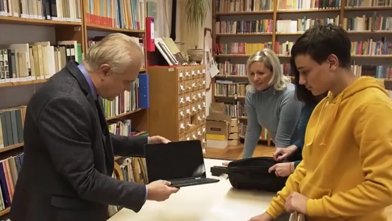 A magyar kormány 140 ezer diáknak osztott ki vadonatúj laptopot + videó