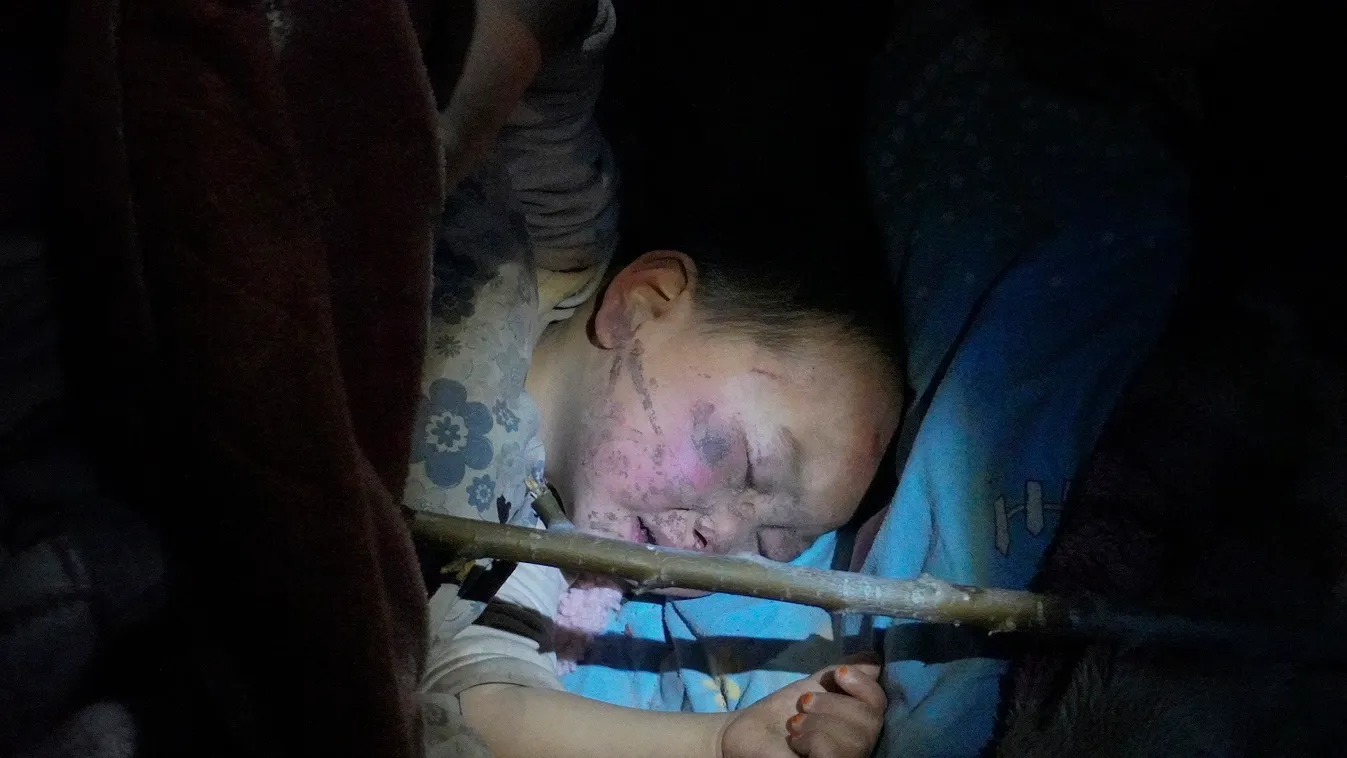 Több mint száz halálos áldozata van a Kína északnyugati részén történt földrengésnek + videó