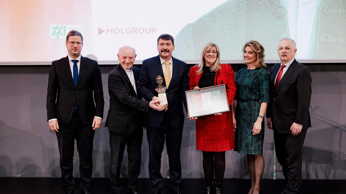 A Petőfi-díjat idén Áder János, volt köztársasági elnök vehette át + videó