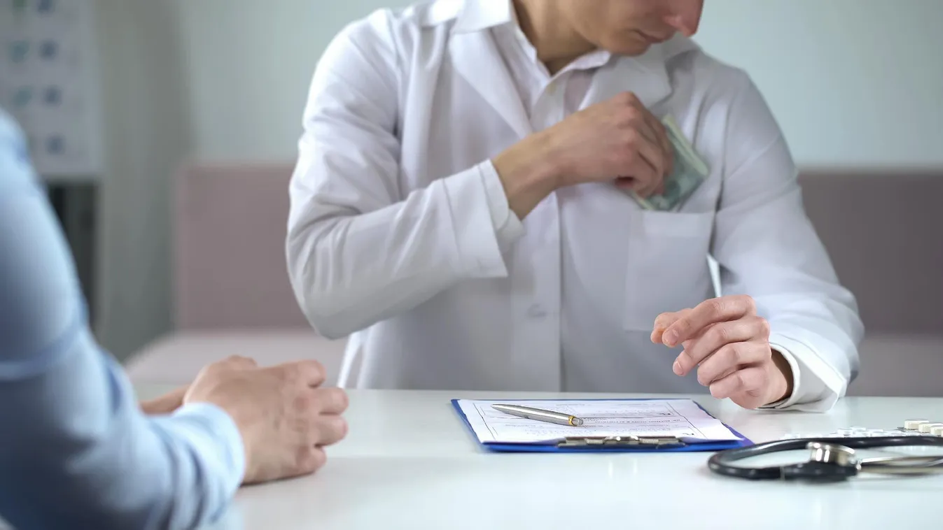 Ilyen büntetésre számíthat a beteg, aki hálapénzt adott a korrupt orvosnak