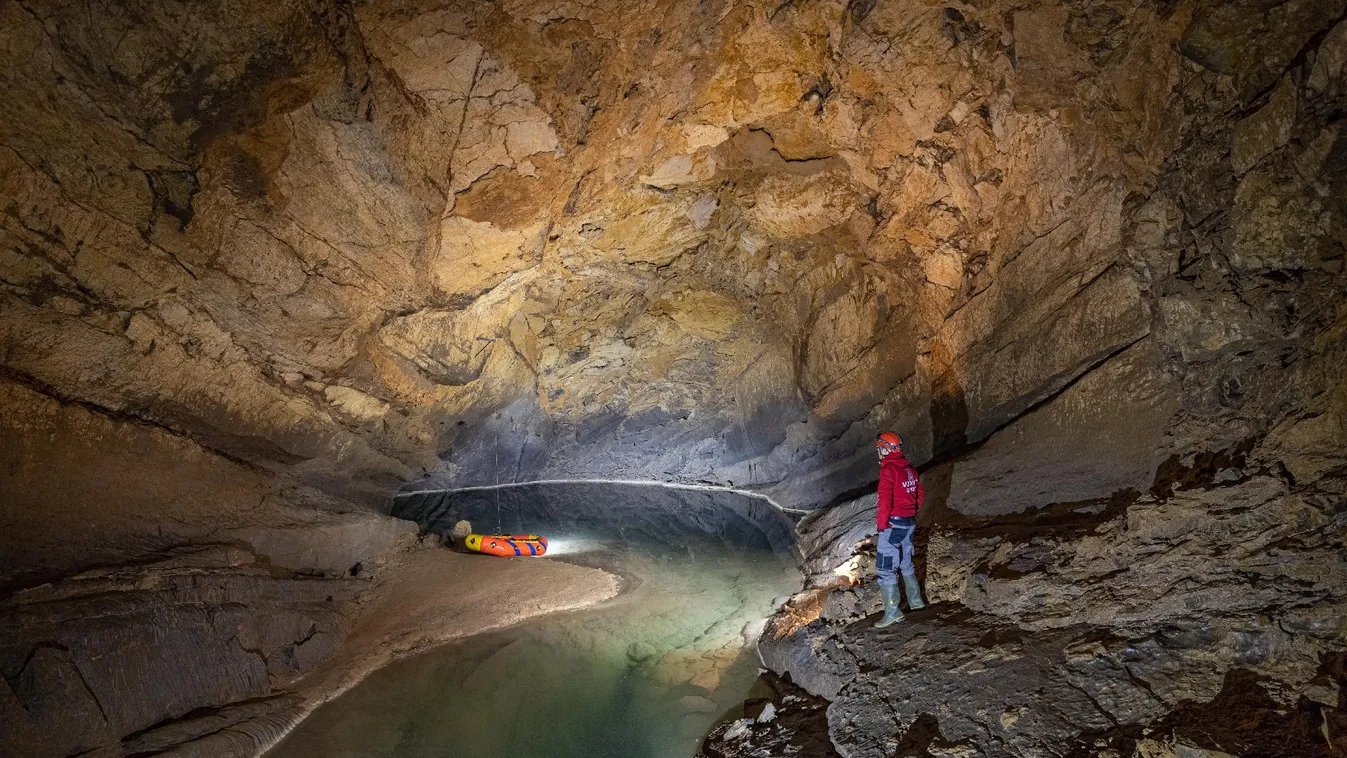 A hirtelen lezúduló eső miatt barlangban rekedt öt ember Szlovéniában