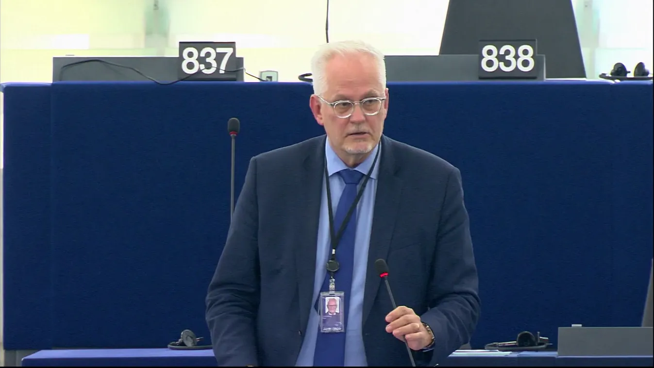 Ő venné el Magyarország szavazati jogát, Bayer Zsolt is üzent neki