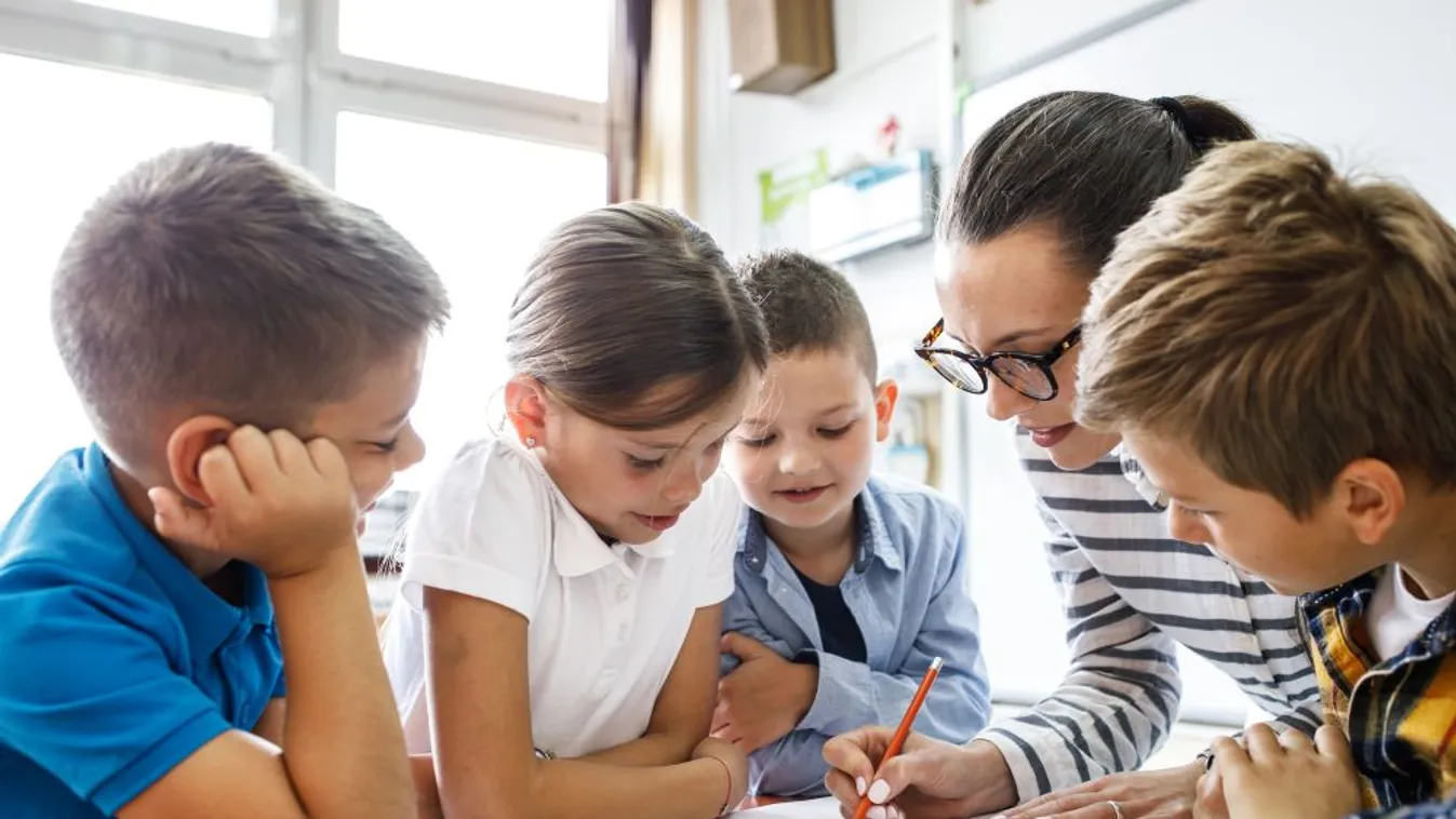 A tanárok, tanítók, gyógypedagógusok és óvónők bére januártól átlagosan 32,2 százalékkal emelkedik
