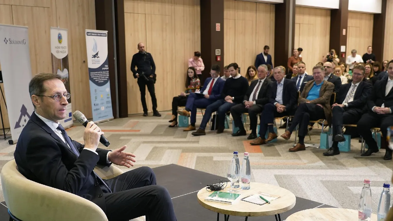 Varga Mihály: folytatni kell a fegyelmezett fiskális politikát